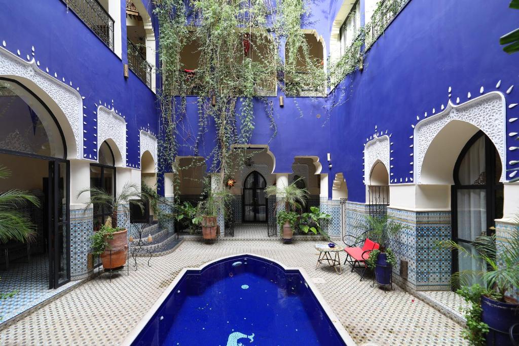 Bazén v ubytování Riad Bindoo & Spa nebo v jeho okolí