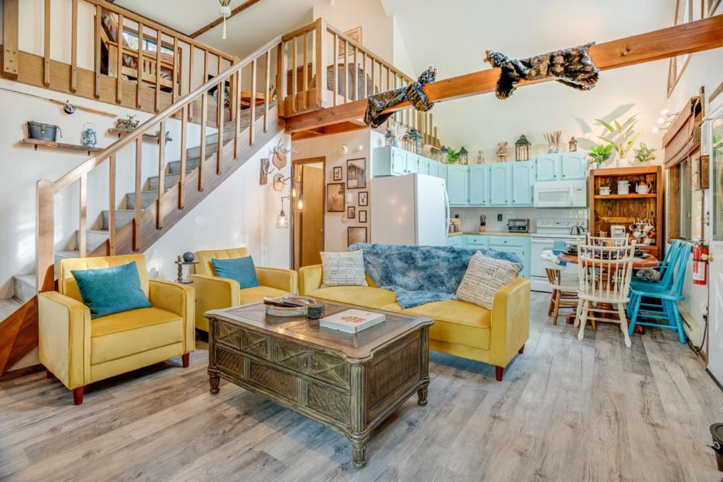 ein Wohnzimmer mit gelben Stühlen und einem Tisch in der Unterkunft Elmwood Elmwood Escape A Cozy Retreat at The Hideout in Hamlin