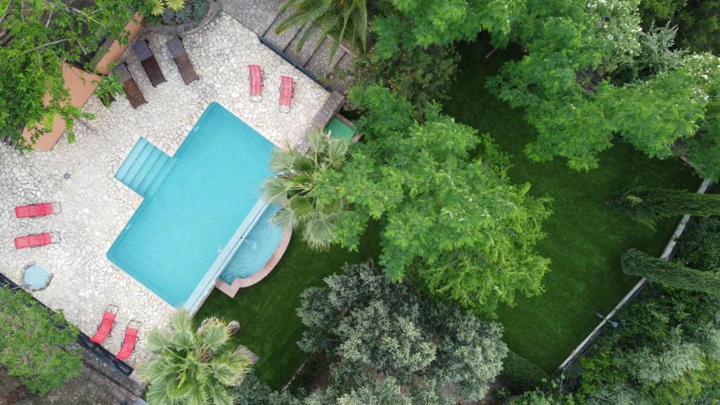 una vista aérea de una piscina en un patio con árboles en La Jacaranda, en Hornachuelos