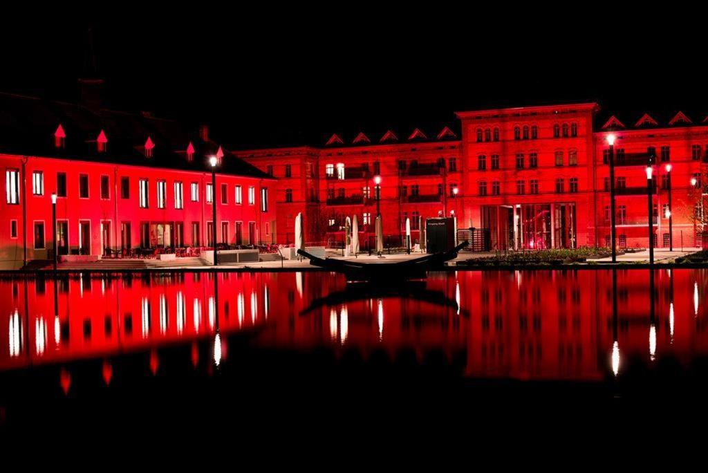 um grupo de edifícios com luzes vermelhas à noite em Loft in bester Lage em Landau in der Pfalz
