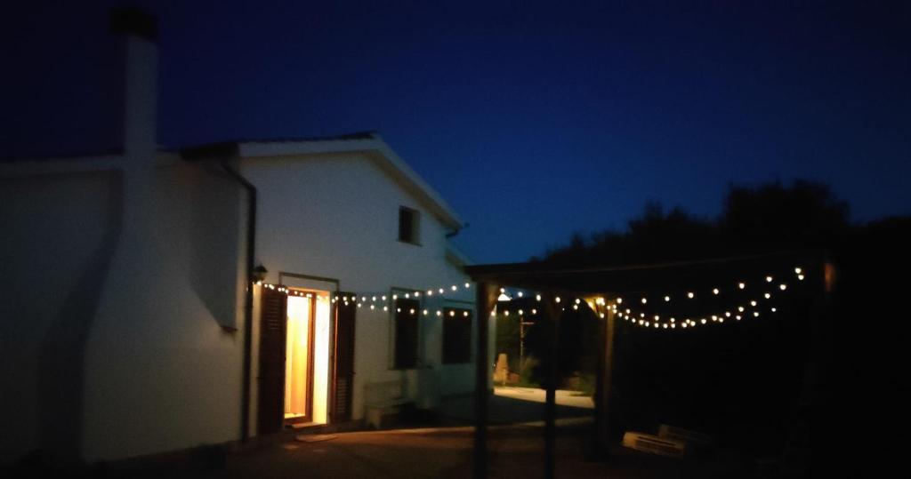 a string of lights on a building at night w obiekcie La_casa_di_ Willy w mieście Canai