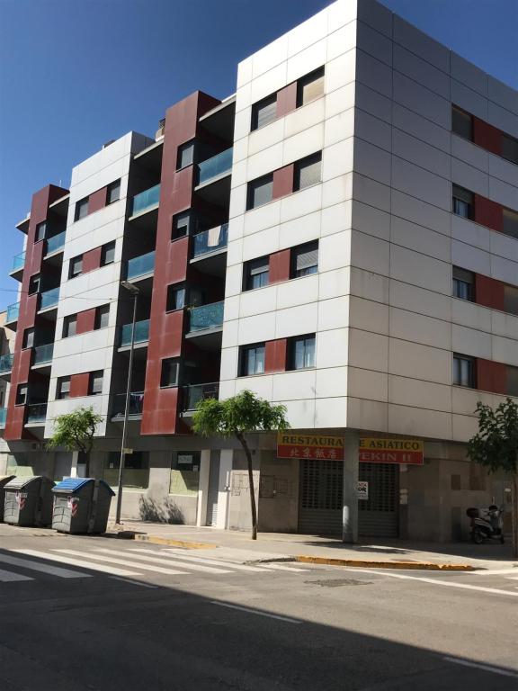 an apartment building on a city street at Apartamento puerto Benicarlo in Benicarló
