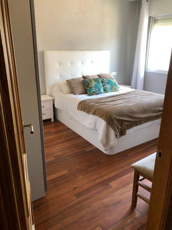 Postel nebo postele na pokoji v ubytování Vivienda amplia y luminosa a escasos metros de la playa de Cangas.