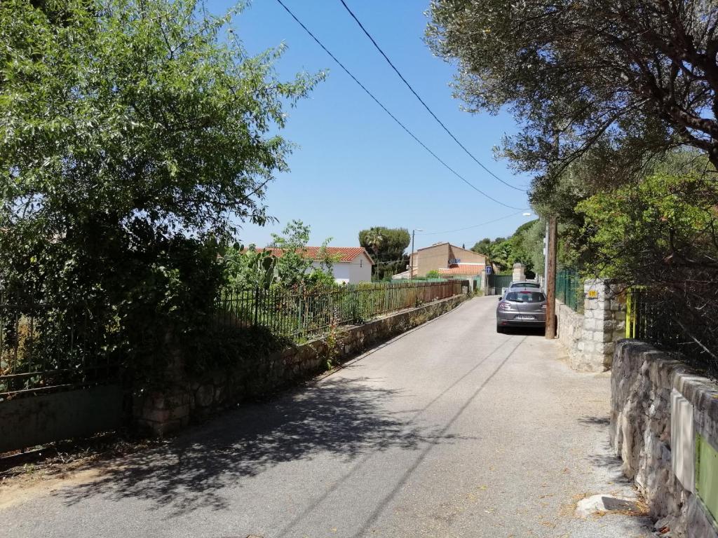 T2 36 m2, RdC de villa, clim, gd jardin clos, animx ok, quartier Mt Faron très calme, wifi, parking - One-Bedroom Apartment
