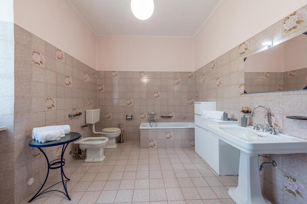 Łazienka w obiekcie cascina Abelloni