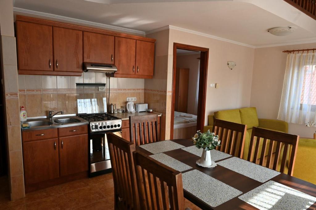 Kuchyňa alebo kuchynka v ubytovaní Liszkai Apartman