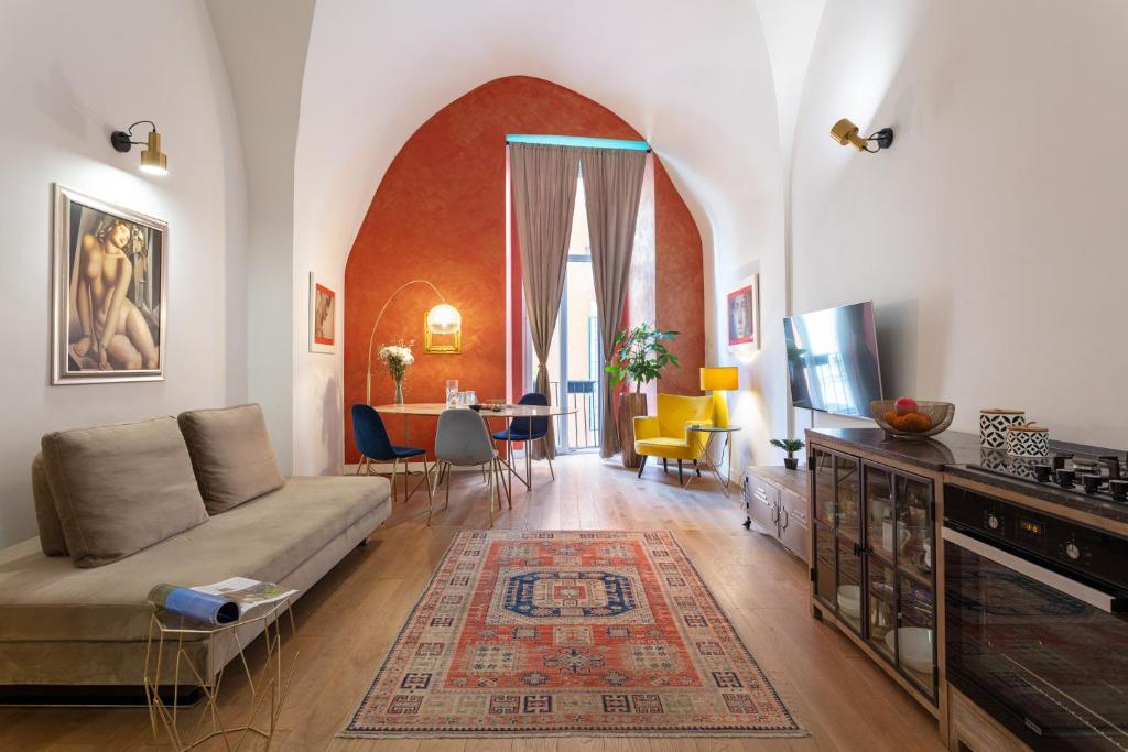 ein Wohnzimmer mit einem Sofa und einem Tisch in der Unterkunft Starguest La Sapienza art Gallery in Neapel