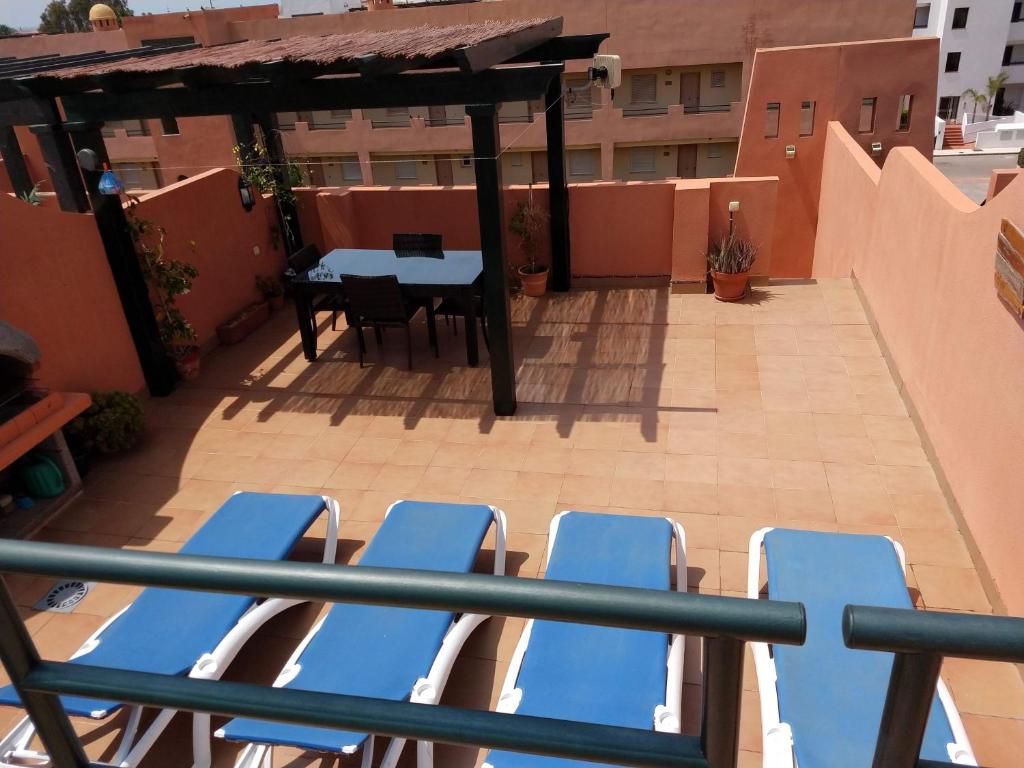 Balkón alebo terasa v ubytovaní Homes of Spain, Apartamentos Paraíso, Ed Palmerston, Atico B a pie de Playa, piscina privada en solárium, WI-FI