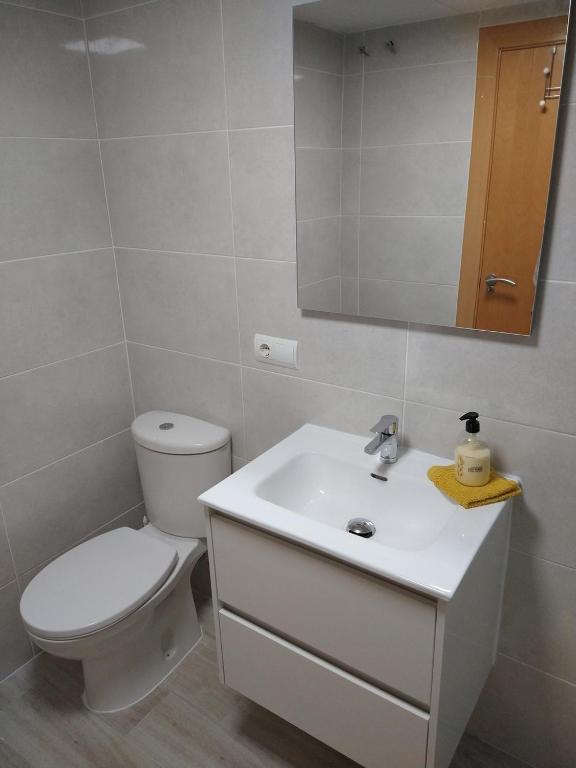 Kúpeľňa v ubytovaní Homes of Spain, Apartamentos Paraíso, Ed Palmerston, Atico B a pie de Playa, piscina privada en solárium, WI-FI