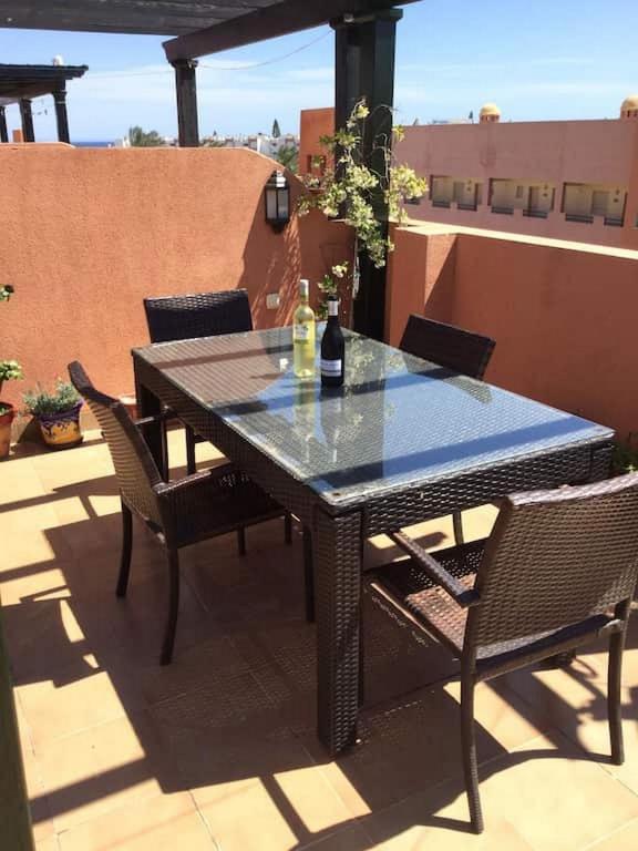 Balkón alebo terasa v ubytovaní Homes of Spain, Apartamentos Paraíso, Ed Palmerston, Atico B a pie de Playa, piscina privada en solárium, WI-FI