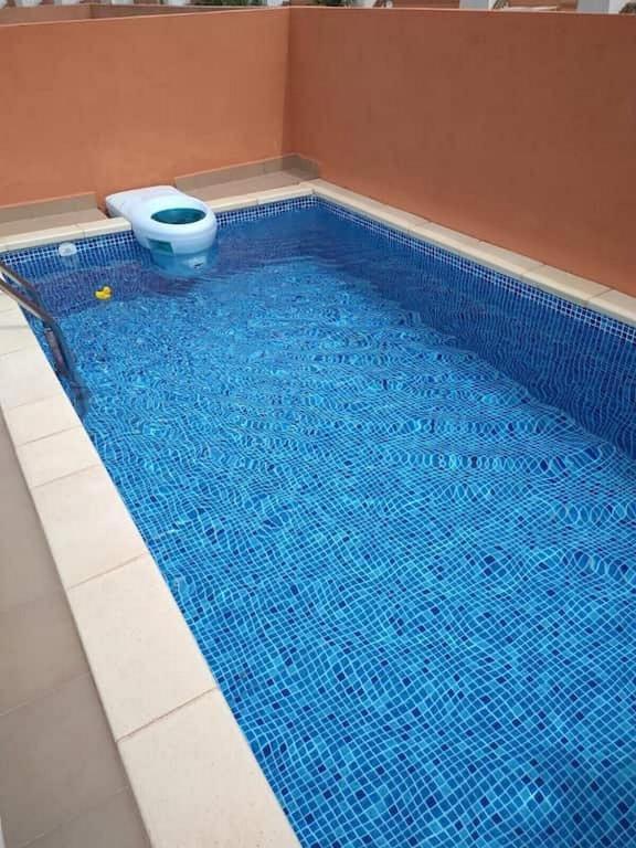 Bazén v ubytovaní Homes of Spain, Apartamentos Paraíso, Ed Palmerston, Atico B a pie de Playa, piscina privada en solárium, WI-FI alebo v jeho blízkosti