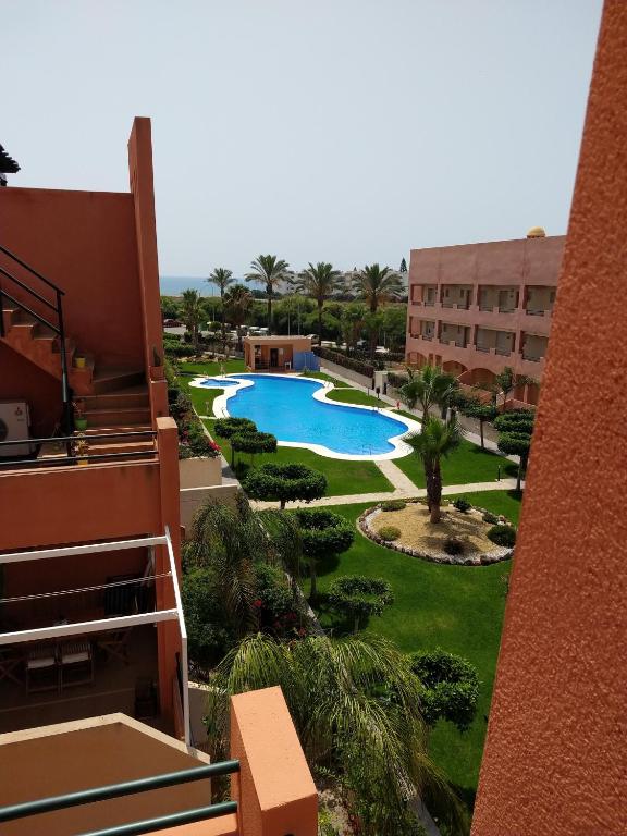 Bazén v ubytovaní Homes of Spain, Apartamentos Paraíso, Ed Palmerston, Atico B a pie de Playa, piscina privada en solárium, WI-FI alebo v jeho blízkosti