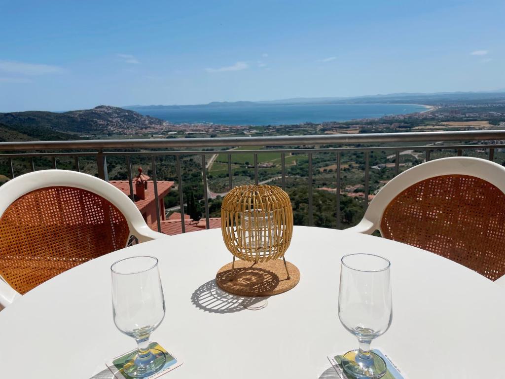 ロザスにあるIbiza 6の景色を望む白いテーブル(ワイングラス2杯付)