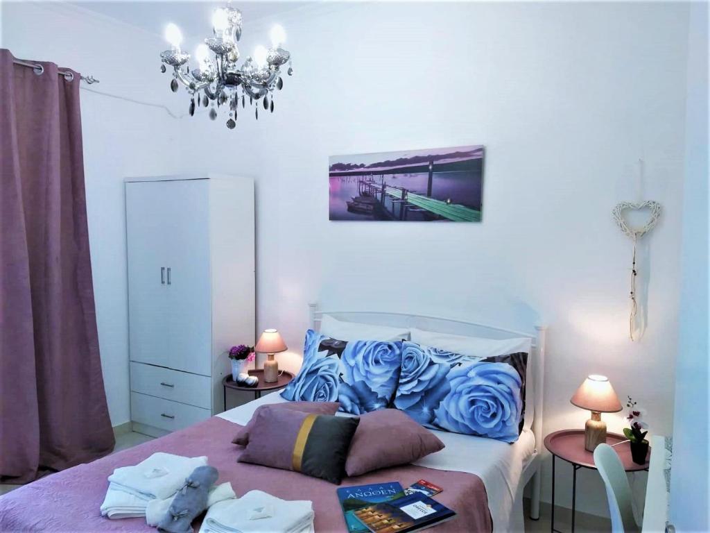 A bed or beds in a room at Angelina's cosy apartment in Corfu town