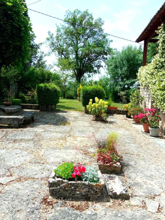 a garden with flowers and plants in a yard at La maison du pech in Monteils