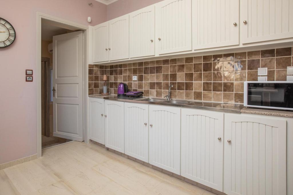 Kuchyň nebo kuchyňský kout v ubytování Villa Stathatos