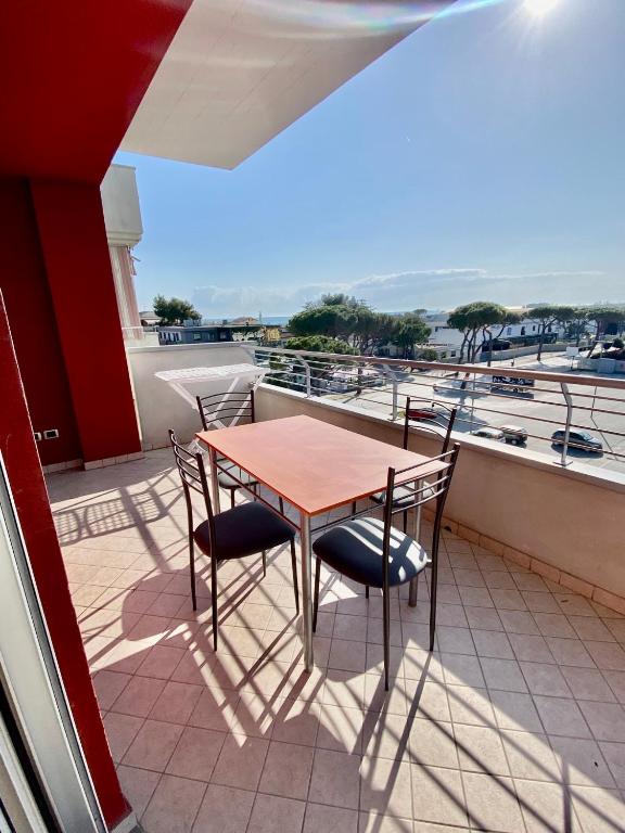 d'une table et de chaises sur un balcon avec vue. dans l'établissement Appartamento 4/5 persone., à Roseto degli Abruzzi