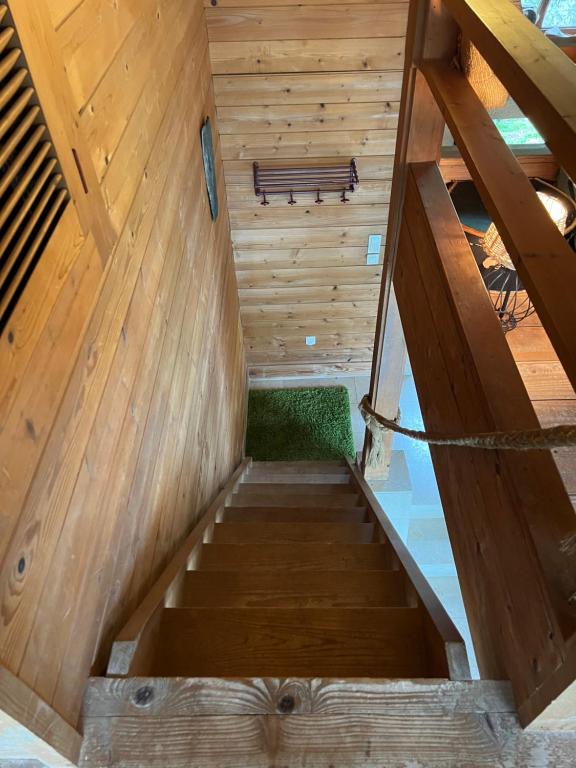uma vista superior de uma escada numa casa de madeira em Gite 2 à 7 personnes proche Puy du Fou em Treize-Vents