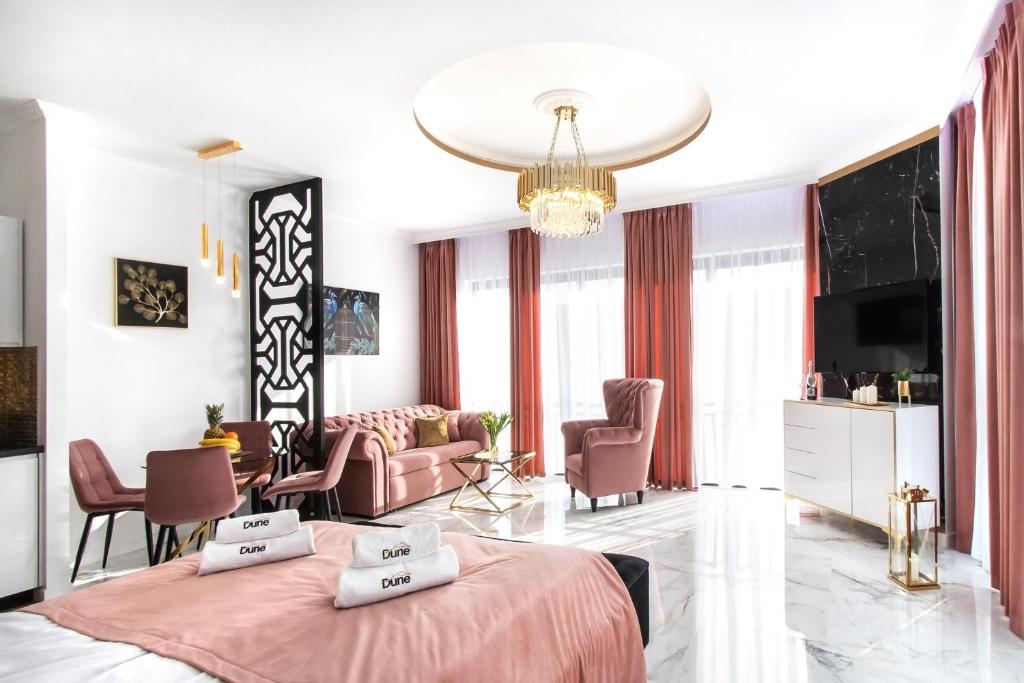 una camera con letto e un soggiorno di Royal View Apartments · Dune Resort Łeba a Łeba