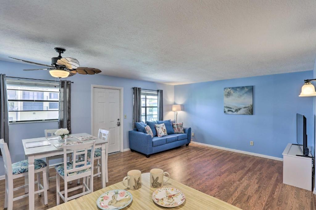 uma sala de estar com uma mesa e uma parede azul em Idyllic Fort Pierce Retreat - Walk to Beach! em Fort Pierce