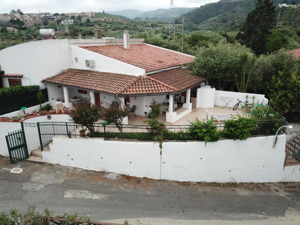 A general mountain view or a mountain view taken from A villát