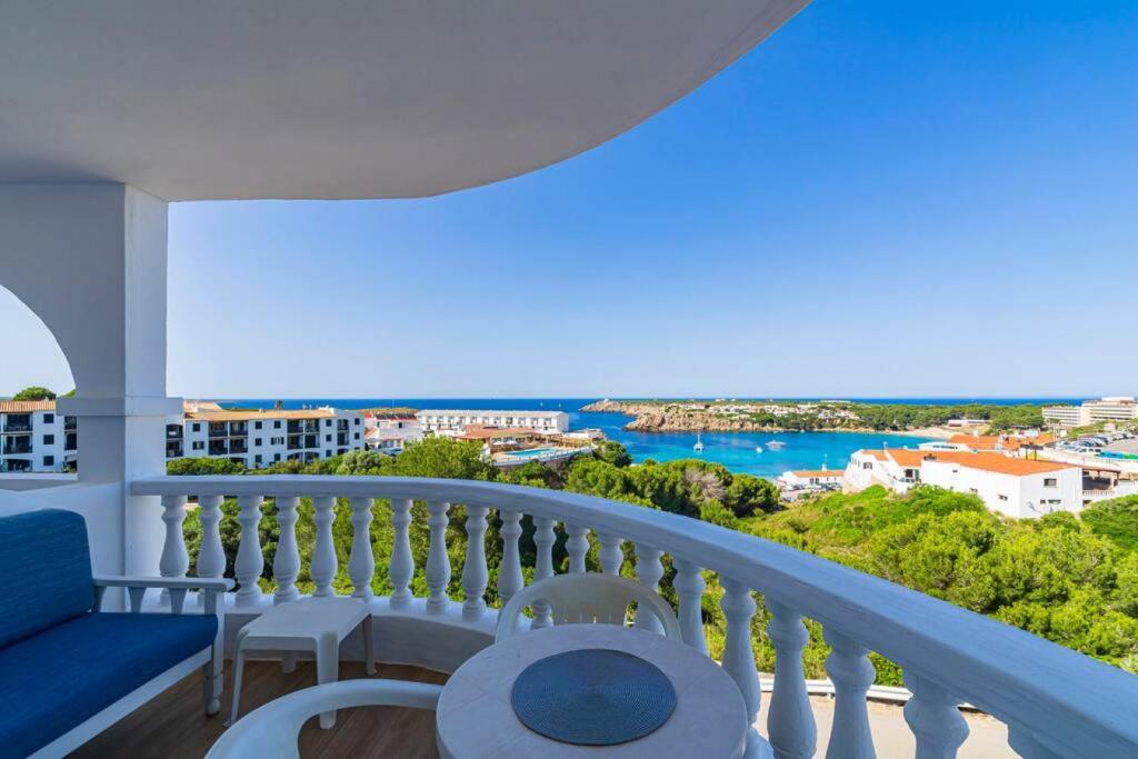 un balcón con vista al agua en Apartamento Castellsol 106, en Arenal d'en Castell