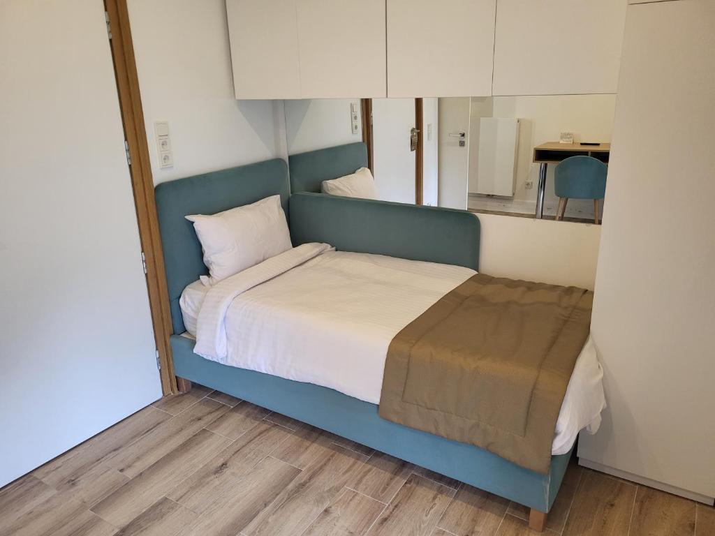 Uma cama ou camas num quarto em Guesthaus 2