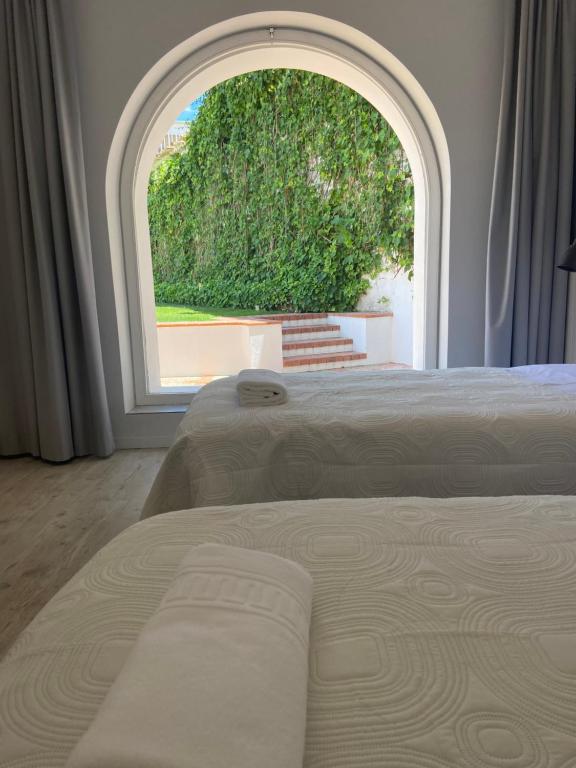 um quarto com uma janela grande e uma cama em Casa Pitta Charm Villa em Santarém