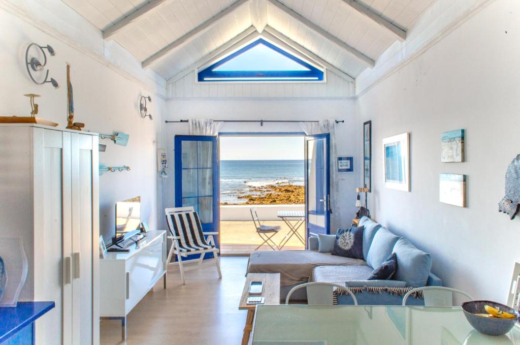 sala de estar con vistas al océano en Apartamento Casita del Mar, en Arrieta