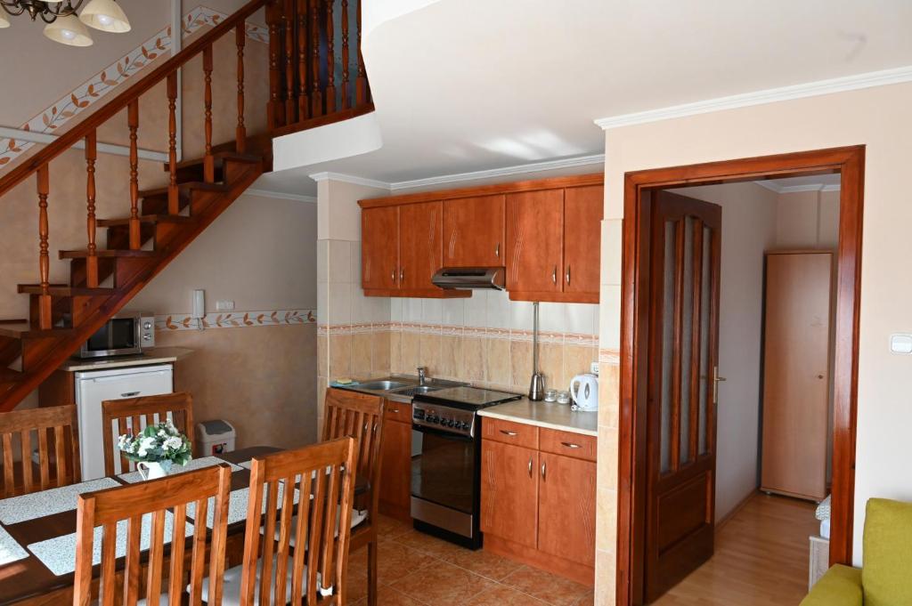Kuchyňa alebo kuchynka v ubytovaní Liszkai Apartman