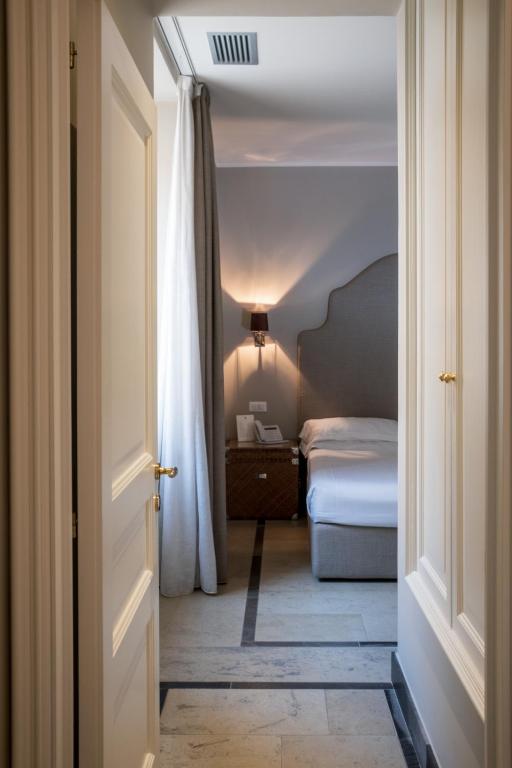 Łóżko lub łóżka w pokoju w obiekcie La Dépendance Hotel