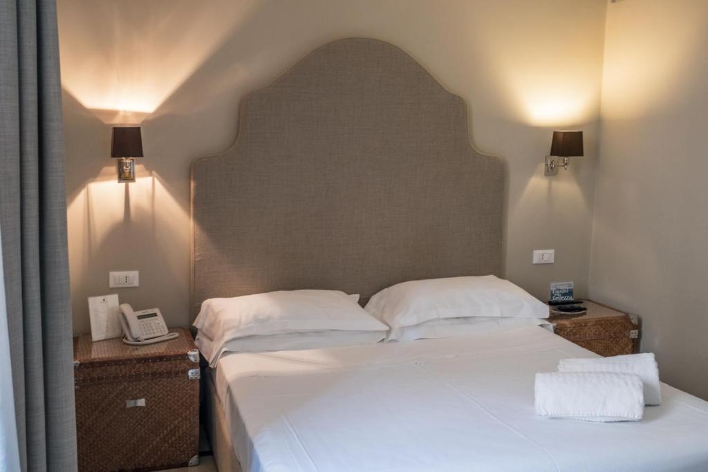 Łóżko lub łóżka w pokoju w obiekcie La Dépendance Hotel