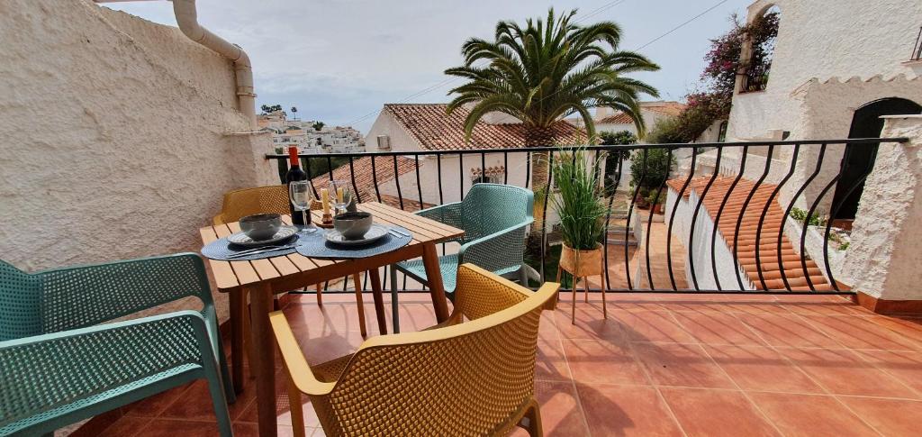 patio ze stołem i krzesłami na balkonie w obiekcie AP339 Alhama-La Oliva w mieście Nerja