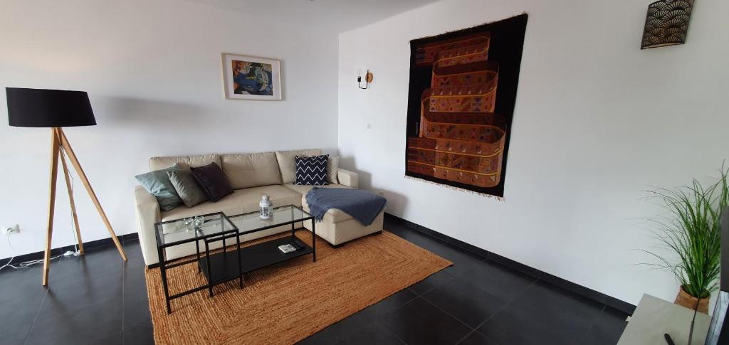 salon z kanapą i stołem w obiekcie AP339 Alhama-La Oliva w mieście Nerja