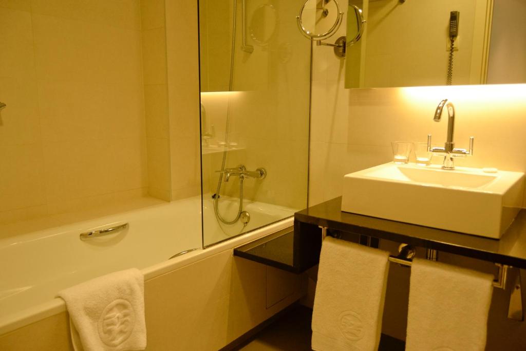 Hotel 525 - Triple Room (2 Adults + 1 Child )