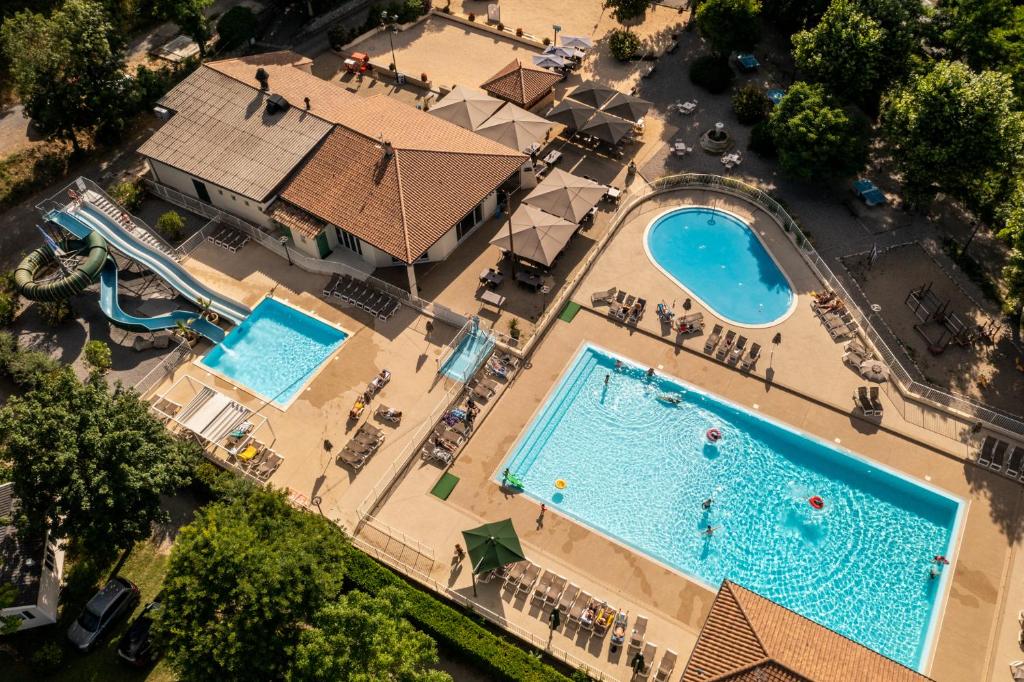 uitzicht op twee zwembaden in een resort bij Camping RCN La Bastide en Ardèche in Sampzon