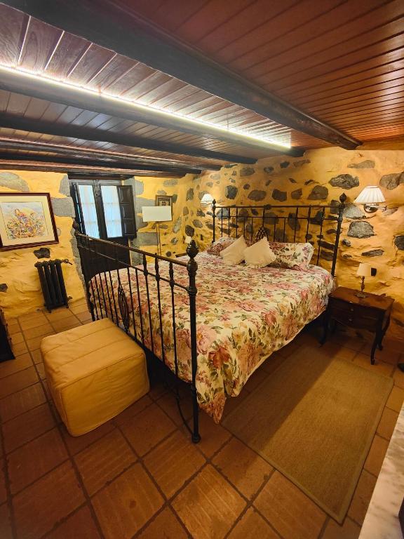 sypialnia z łóżkiem w pokoju w obiekcie Casa Rural El Borbullón w mieście Teror