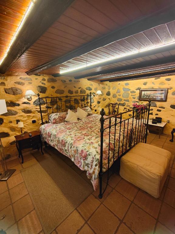 sypialnia z łóżkiem w pokoju w obiekcie Casa Rural El Borbullón w mieście Teror