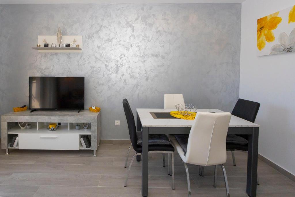 TV a/nebo společenská místnost v ubytování Apartments Vicin