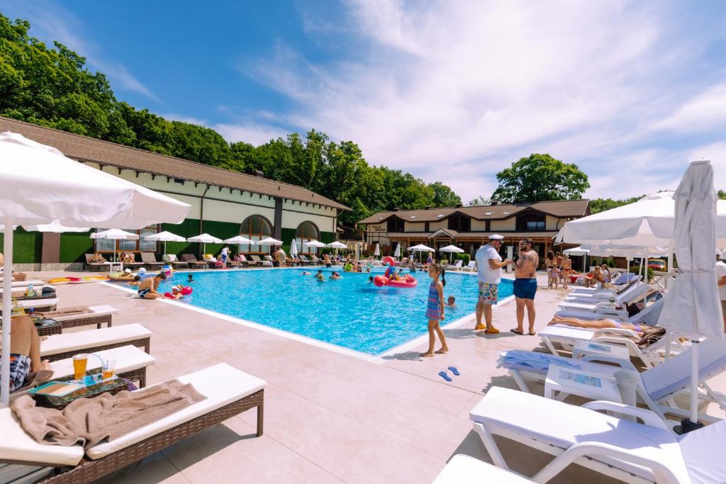 Bazén v ubytování Complex Turistic Codru nebo v jeho okolí