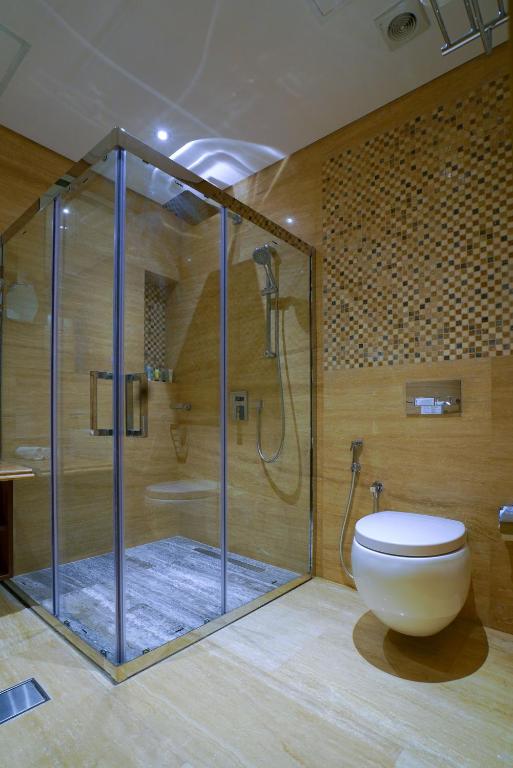 un bagno con doccia in vetro e WC di Al Aseel Hotel a Doha