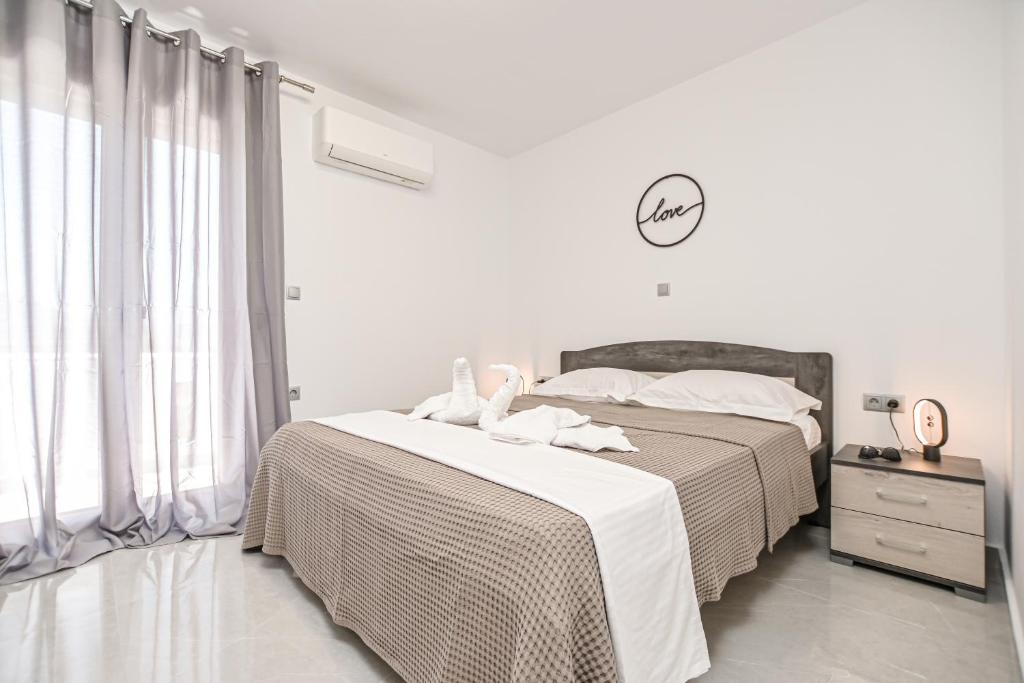 Postel nebo postele na pokoji v ubytování Elaion Villa Naxos Town