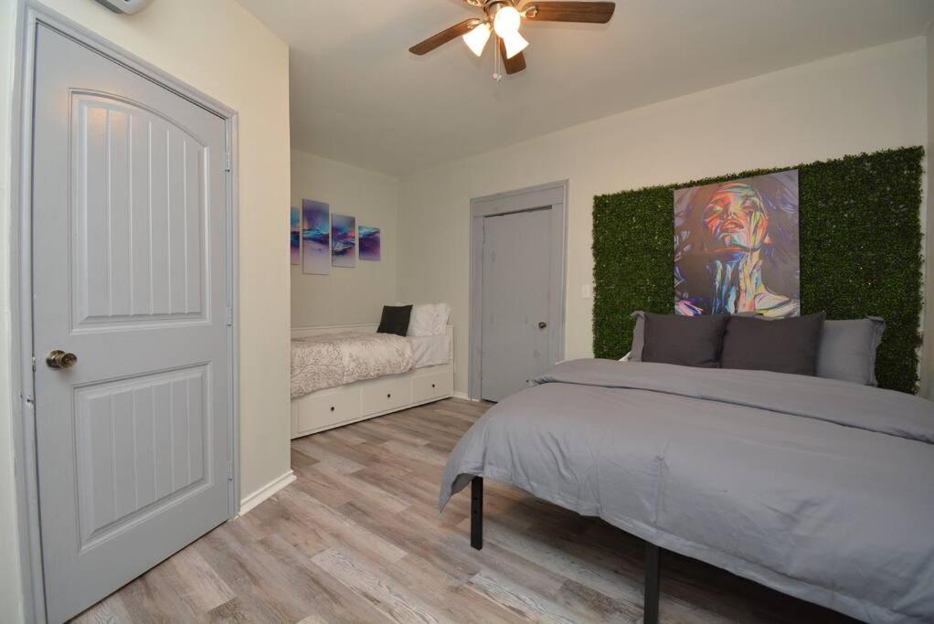 SuperValue Suite 4 East End Revitalized, Houston (updated prices 2024)