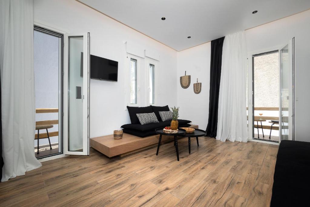 Televízia a/alebo spoločenská miestnosť v ubytovaní Naxian Memories Apartments