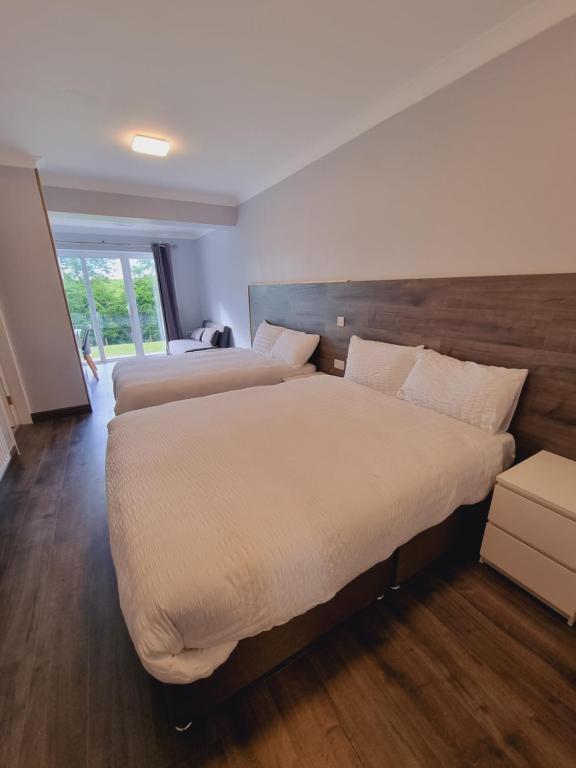 Postel nebo postele na pokoji v ubytování Ardilaun Guesthouse Self Catering