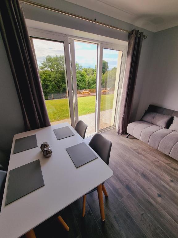 Postel nebo postele na pokoji v ubytování Ardilaun Guesthouse Self Catering