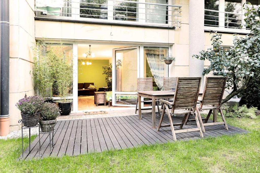 Fotografia z galérie ubytovania Lovely Garden Flat near Royal Park vo Varšave