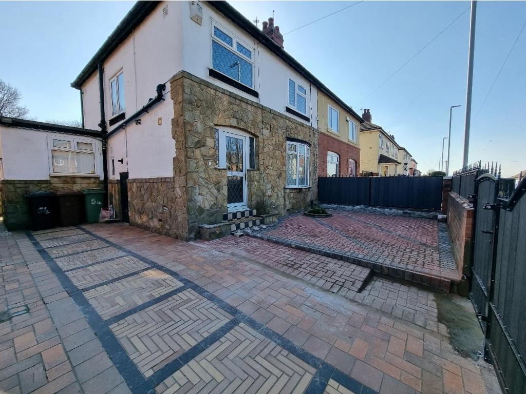 an old brick house on a brick street at Modern 3 bedroom house, 3 Bathroom, secure parking, Wi-Fi & Garden in Leeds