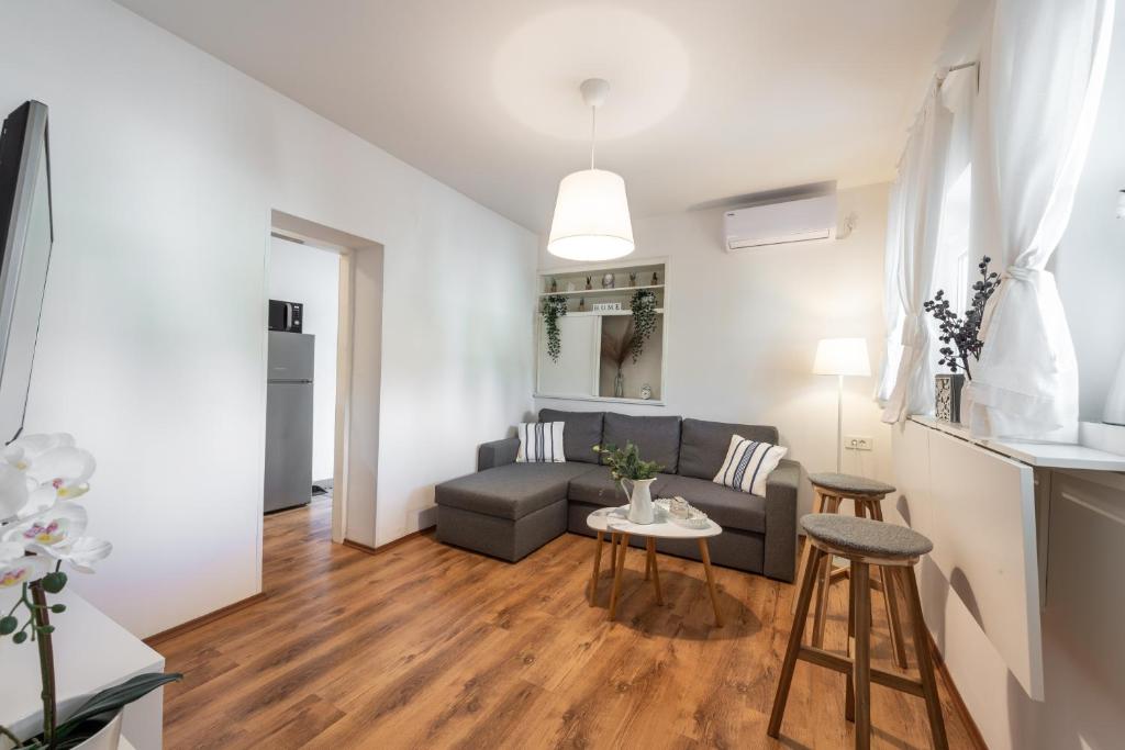 un soggiorno con divano e tavolo di Apartment Near Old Town, FREE PARKING & Huge Garden a Dubrovnik