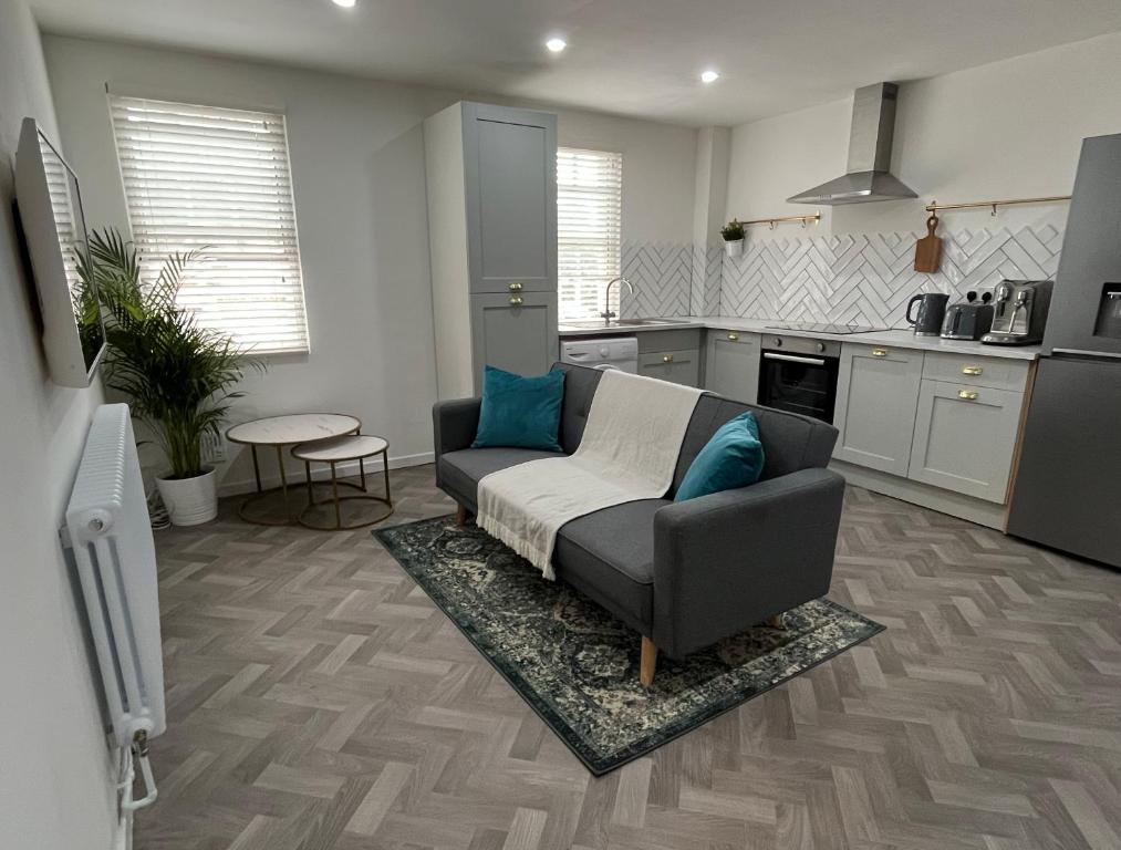 a living room with a couch and a kitchen at Warwick Town Centre Property in Warwick